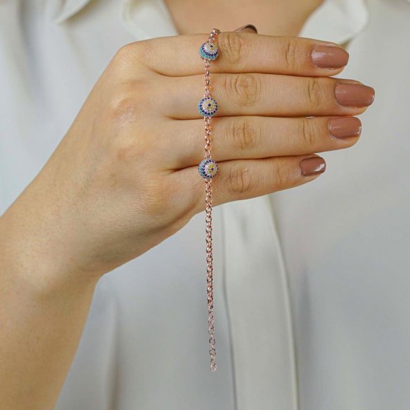  Bracelet en argent sterling 925 avec œil protecteur présenté dans la main