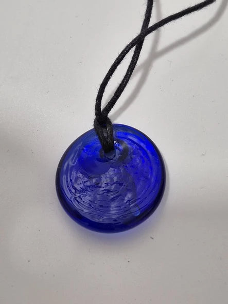 Dos de l’amulette Nazar Boncuğu en verre