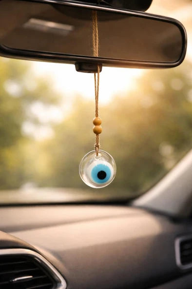 Œil porte-bonheur d’environ 4 cm suspendu au rétroviseur d’un véhicule 