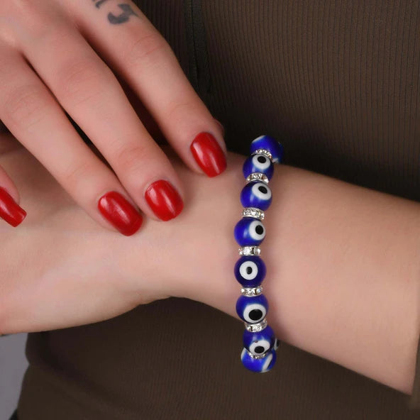  Bracelet extensible en argent 925 avec œil protecteur bleu foncé porté au poignet